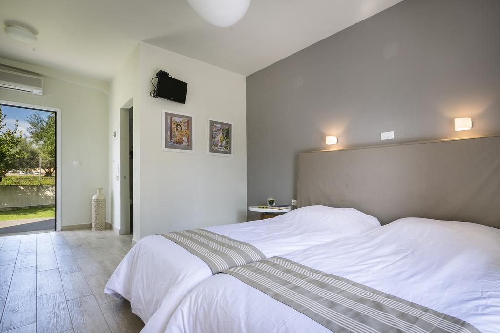 Olive Grove Studios & Apartments Свороната Екстер'єр фото