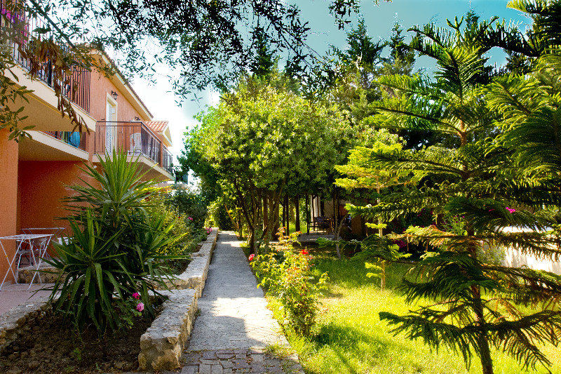 Olive Grove Studios & Apartments Свороната Екстер'єр фото